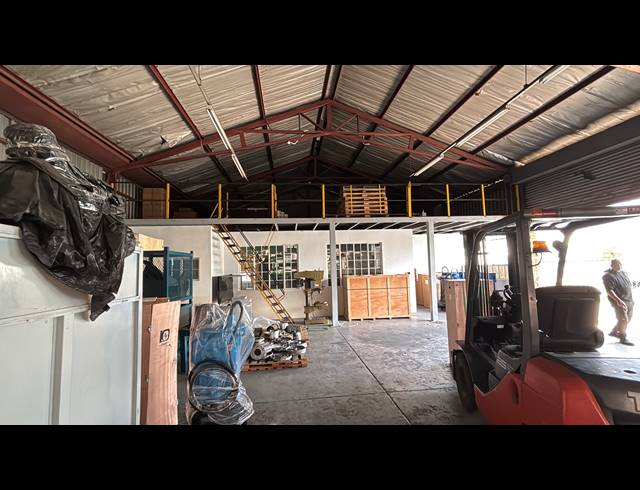 380M² WAREHOUSE TO LET IN JET PARK